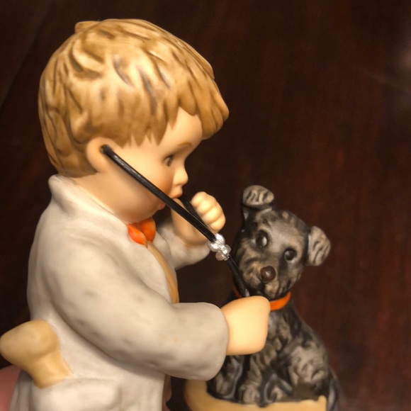 Hummel Figurine “The Doctor is in” - Picture 9 of 11